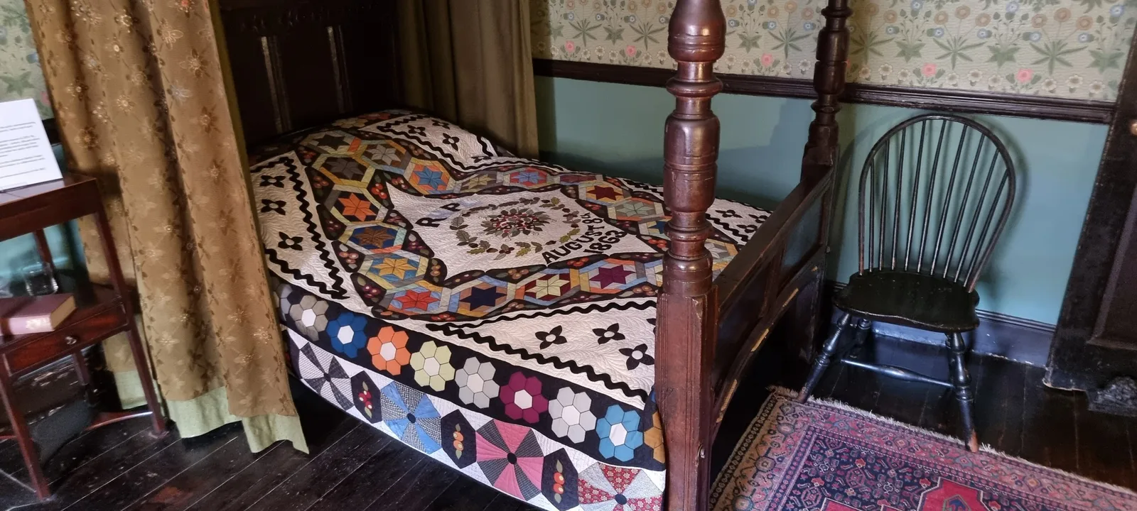 เตียงไม้สี่เสาคลุมผ้าห่มลายปะต่อภายใน Hill Top ภาพถ่ายเมื่อ 13 กรกฎาคม 2022