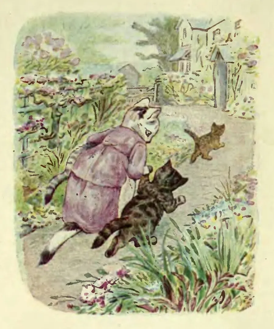 ภาพประกอบหน้าแรกของ The Tale of Tom Kitten ฉบับพิมพ์ของ Frederick Warne & Co. เป็นทางเดินในสวนกับแม่แมวและลูกแมว (ภาพสาธารณสมบัติ)
