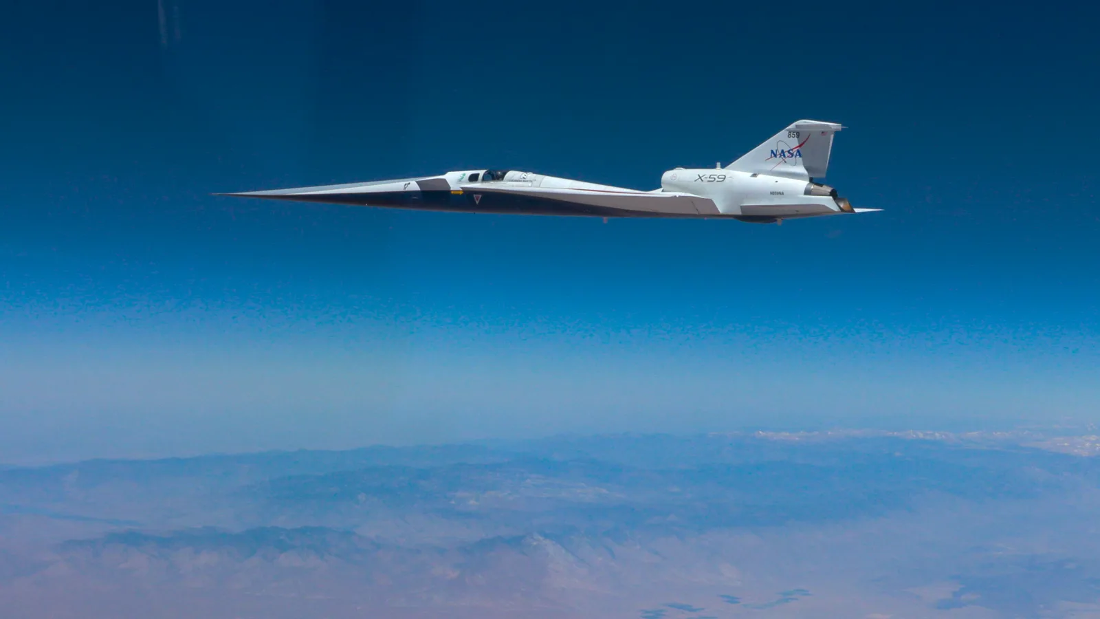 เครื่องบิน X-59 ของ NASA ขณะบินเหนือทะเลทรายในวันที่บินเร็วกว่าเสียงครั้งแรก 5 มิถุนายน 2026