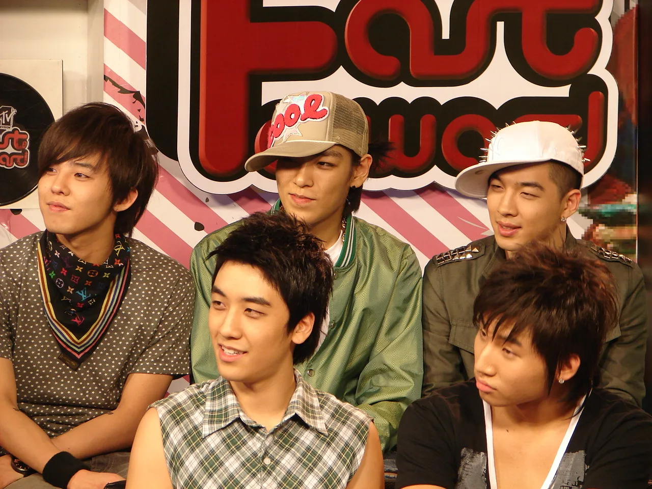 สมาชิก BIGBANG ห้าคนในรายการ MTV Fast Forward ประเทศไทย เมื่อ 3 ธันวาคม 2007