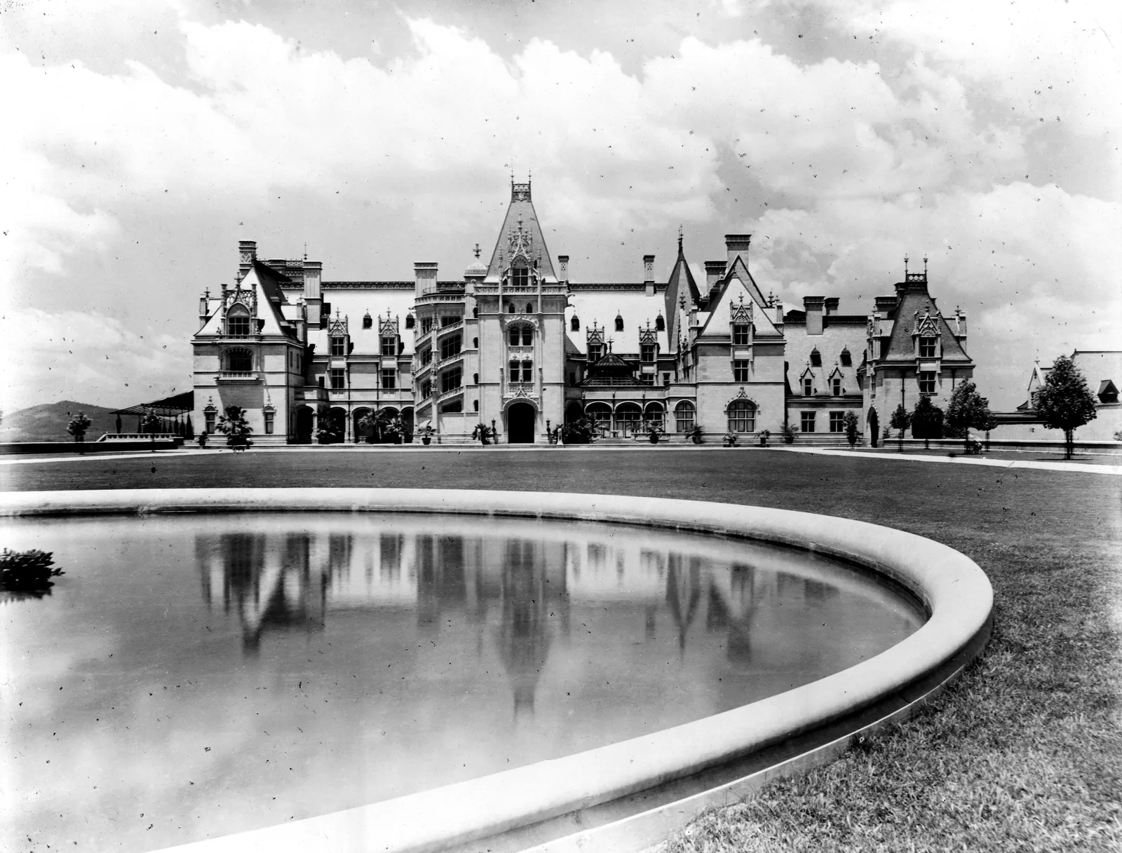ภาพขาวดำ Biltmore House กับสระสะท้อนเงาบนลาน Esplanade ราวปี 1900