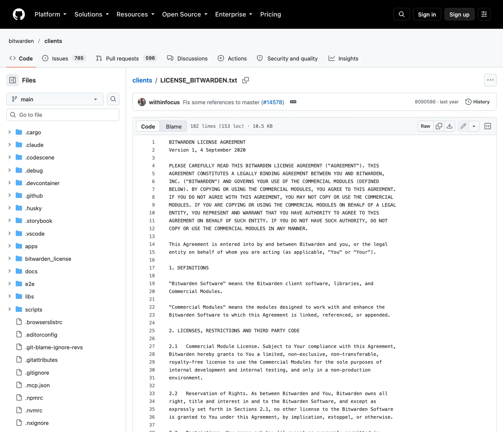 ภาพหน้าจอไฟล์ LICENSE_BITWARDEN.txt ในคลังโค้ด bitwarden/clients บน GitHub แสดง Bitwarden License Agreement Version 1 ลงวันที่ 4 กันยายน 2020 และข้อ 2.1