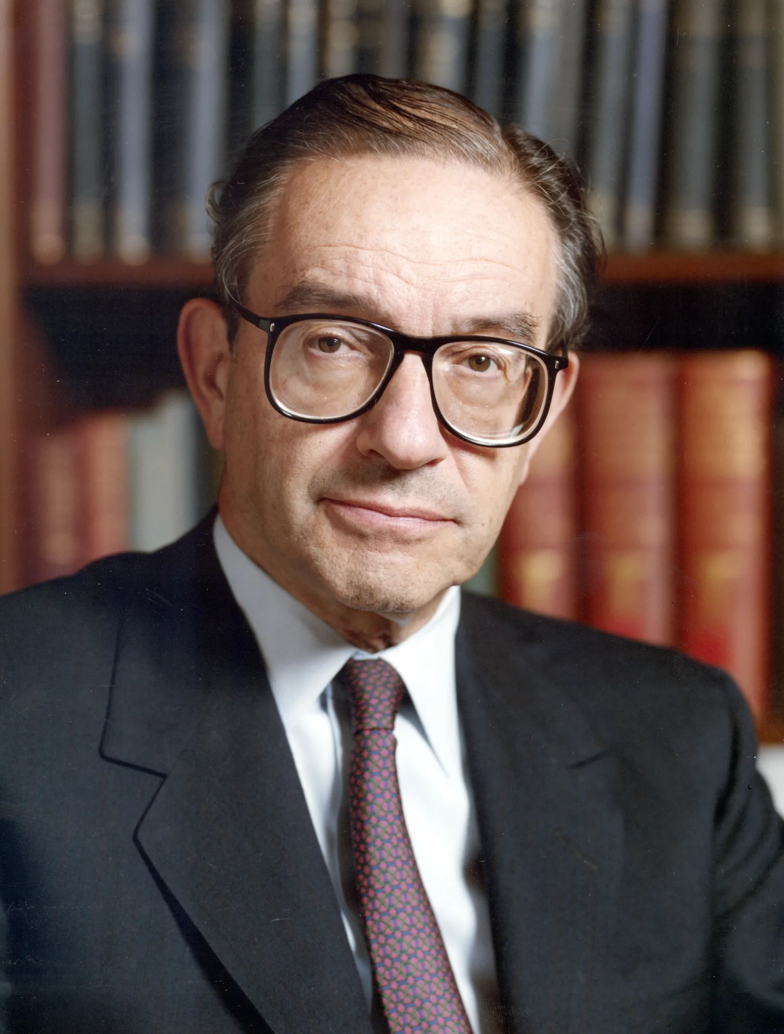 ภาพถ่ายทางการของ Alan Greenspan อดีตประธานคณะกรรมการธนาคารกลางสหรัฐฯ