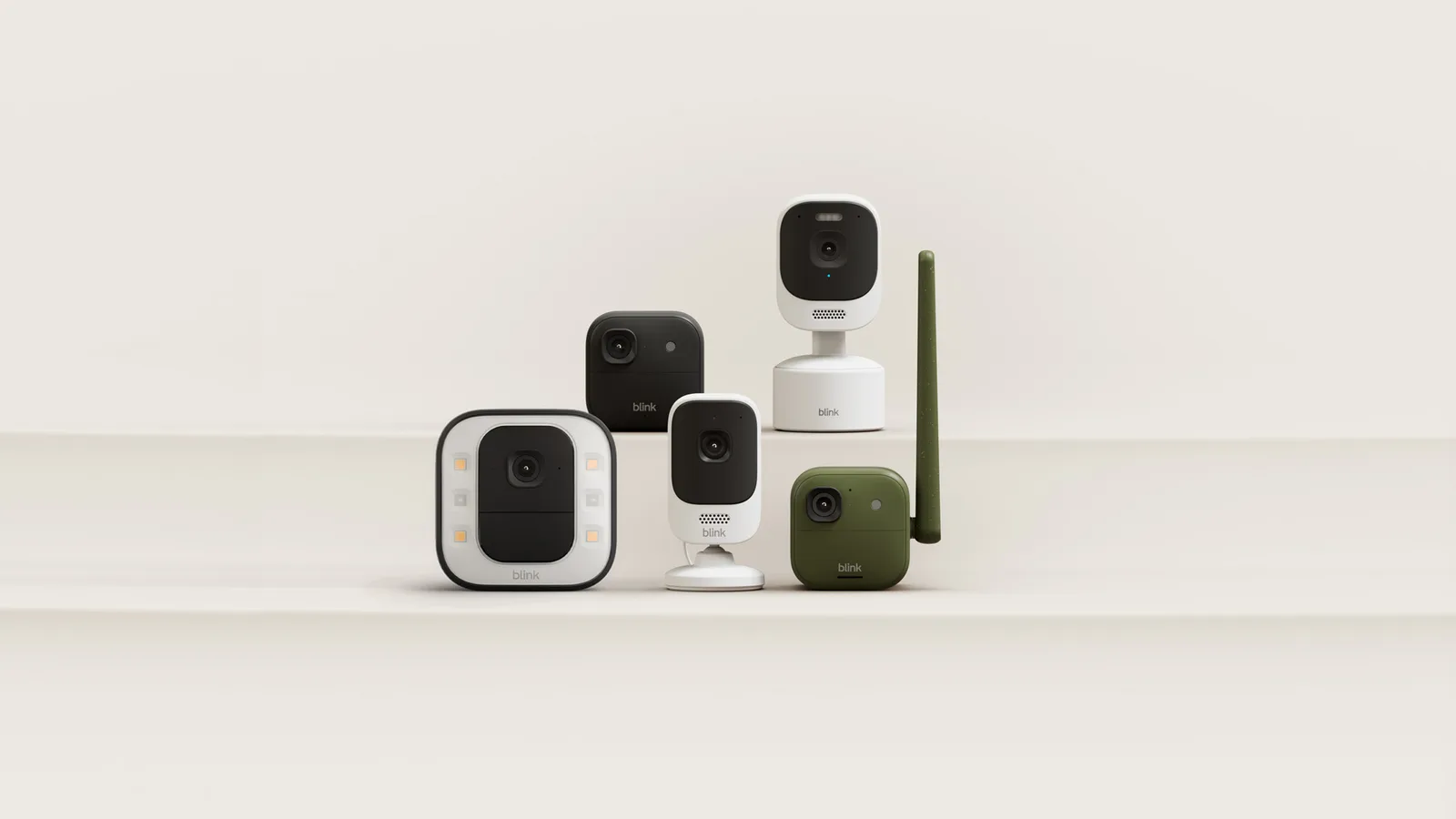 กล้อง Blink รุ่นใหม่ 5 รุ่น Spotlight Cam 2K+, Outdoor 2K XR+, Mini 4K+, Mini Pan-Tilt 2K+ และ Frontier XR+ วางเรียงกันบนพื้นสีครีม