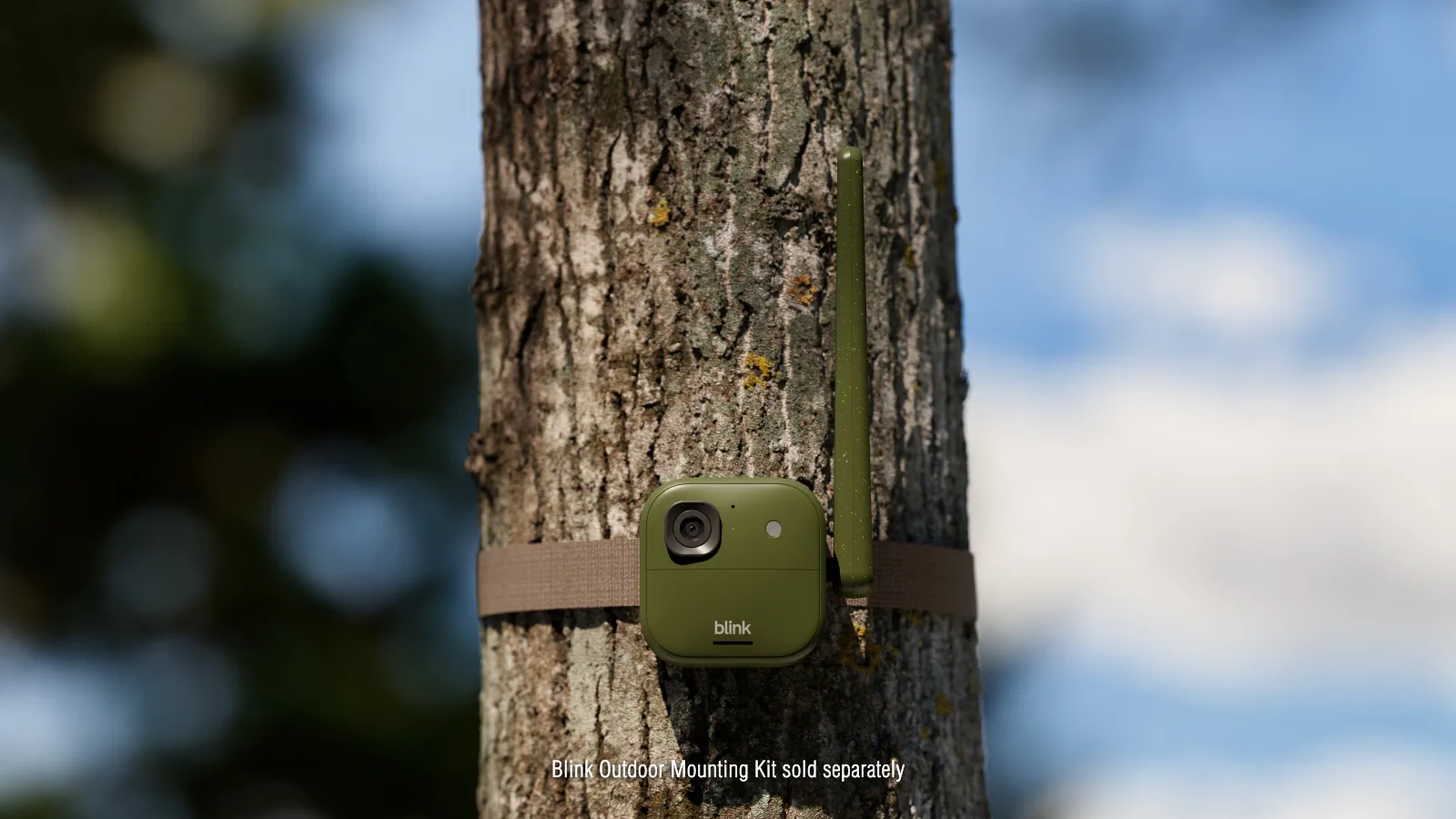 Blink Frontier XR+ สีเขียวมีเสาอากาศ รัดติดลำต้นไม้กลางแจ้ง