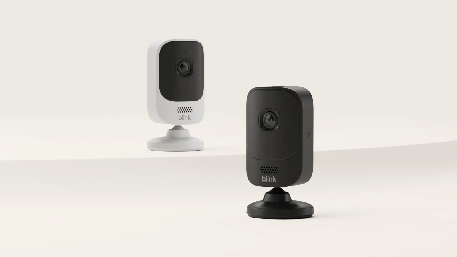Blink Mini 4K+ สองตัว สีขาวและสีดำ บนขาตั้ง