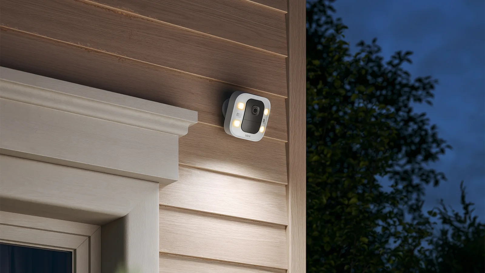 Blink Spotlight Cam 2K+ ติดผนังไม้ข้างบ้าน เปิดไฟสปอตไลต์ตอนกลางคืน