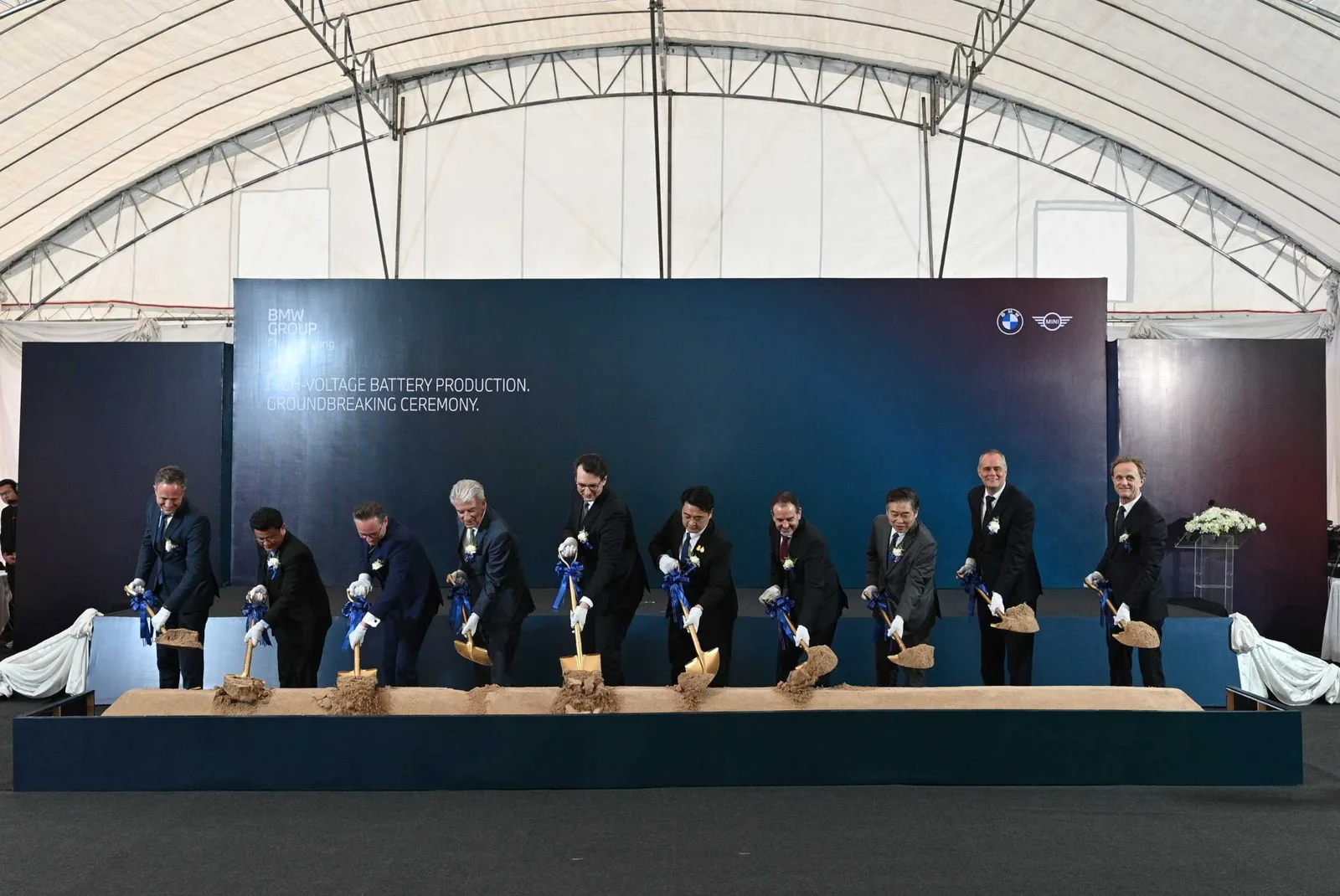 ผู้บริหาร BMW Group และแขกผู้มีเกียรติร่วมพิธีวางศิลาฤกษ์สายประกอบแบตเตอรี่แรงดันสูงที่โรงงาน BMW Group ระยอง ประเทศไทย มีนาคม 2024