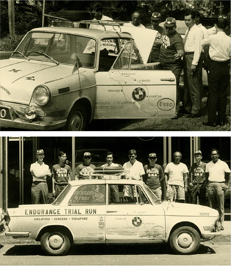 รถ BMW 700 สีอ่อนที่เขียนข้าง Endurance Trial Run Singapore - Bangkok - Singapore พร้อมแผนที่เส้นทางบนประตู และทีมงานยืนด้านหลัง ปี 2507 (1964)