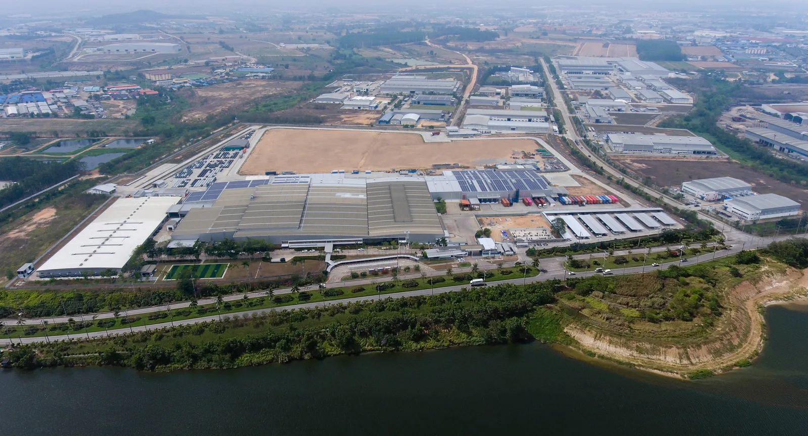 ภาพมุมสูงโรงงาน BMW Group Manufacturing Thailand ในนิคมอุตสาหกรรมอมตะซิตี้ จังหวัดระยอง ถ่ายเมื่อกันยายน 2562 (2019)