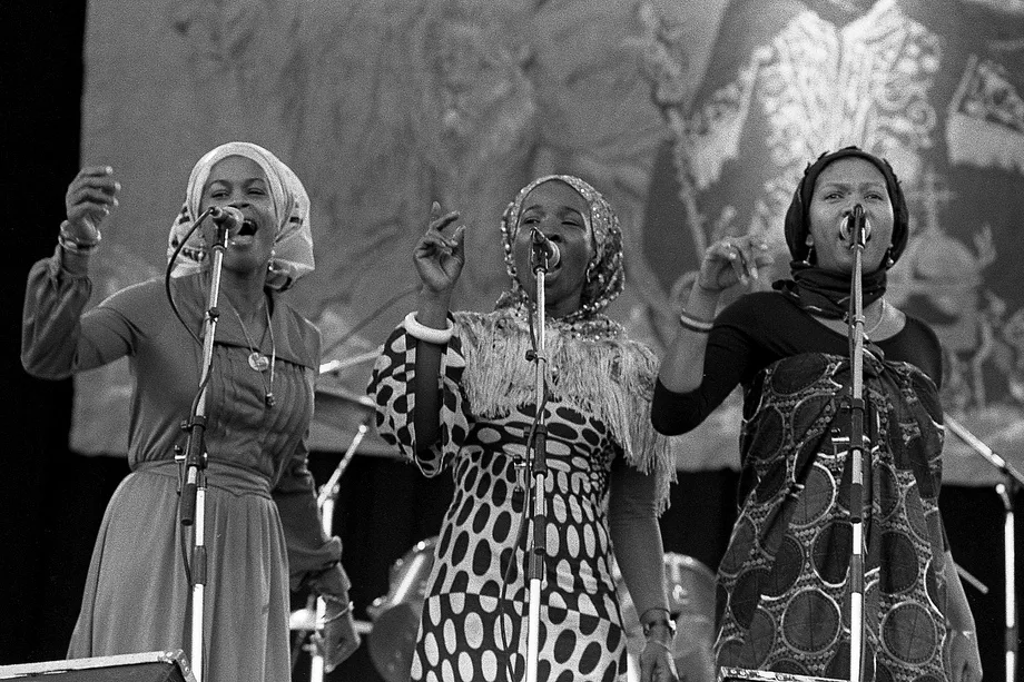 I-Threes นักร้องประสานเสียงของวง จากซ้าย Judy Mowatt, Rita Marley และ Marcia Griffiths บนเวทีที่ Dalymount Park เมือง Dublin เมื่อ 6 กรกฎาคม 1980