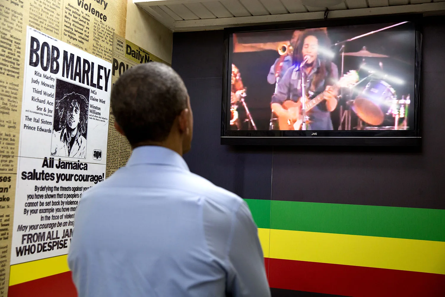 ประธานาธิบดี Barack Obama ชมวิดีโอของ Bob Marley ในห้องจัดแสดงของ Bob Marley Museum ที่ Kingston เมื่อ 8 เมษายน 2015