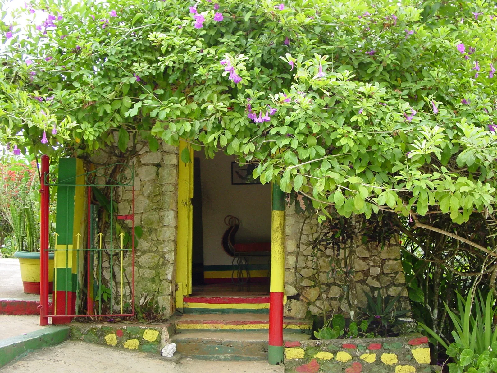 บ้านที่ Bob Marley อาศัยตอนเด็กที่หมู่บ้าน Nine Miles จาเมกา ภาพถ่ายเดือนธันวาคม 2005