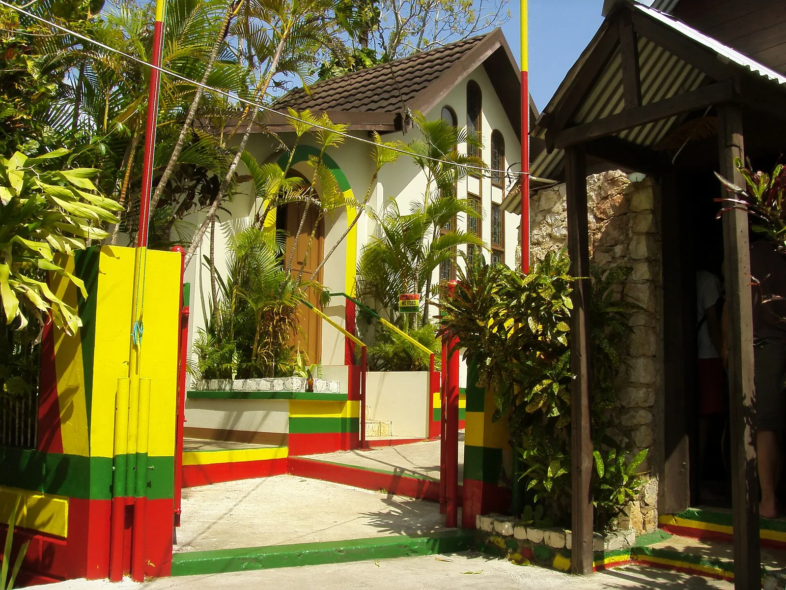 ทางขึ้นไปยังหลุมฝังศพ (ซ้าย) และบ้าน (ขวา) ของ Bob Marley ที่หมู่บ้าน Nine Miles ภาพถ่ายปี 2011