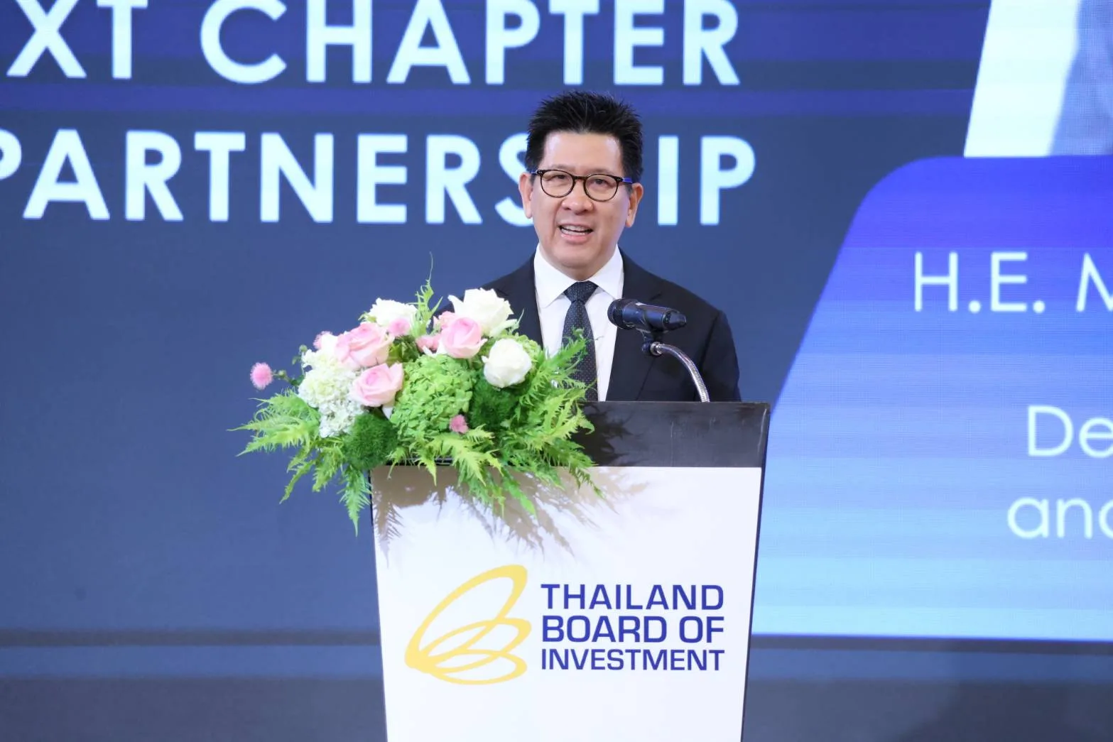 นายเอกนิติ นิติทัณฑ์ประภาศ รองนายกรัฐมนตรีและรัฐมนตรีว่าการกระทรวงการคลัง กล่าวหัวข้อ Building the Next Chapter of Investment Partnership บนแท่นของบีโอไอ