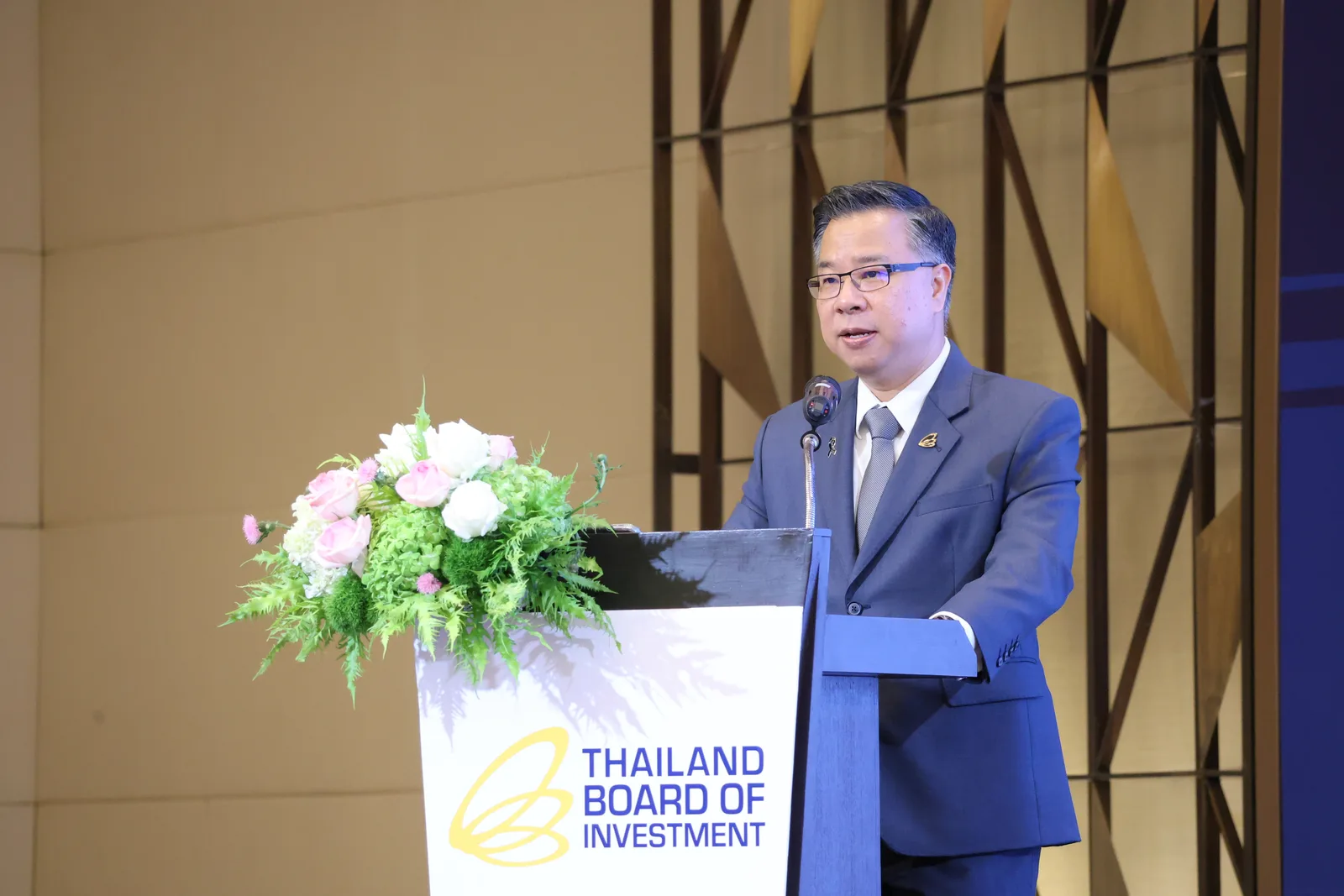 ผู้บริหารกล่าวบนแท่นที่มีโลโก้ Thailand Board of Investment ในงาน Thailand–Japan Investment Forum 2026