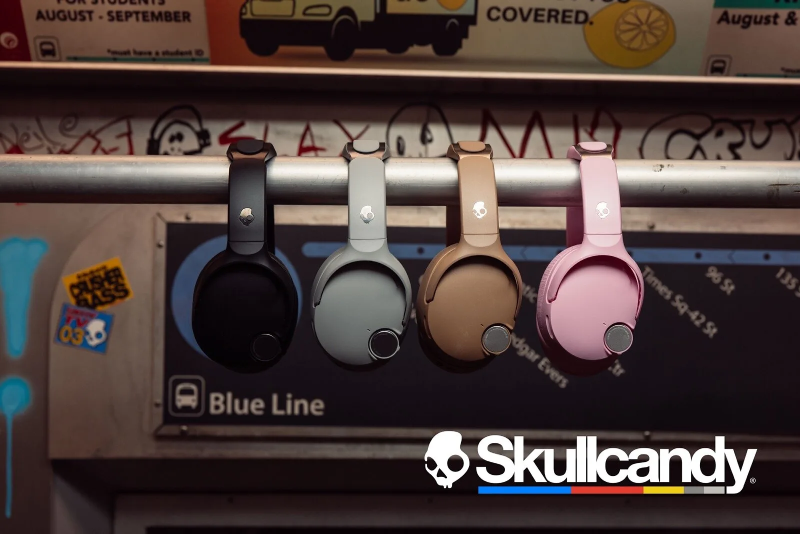 หูฟังครอบหู Skullcandy Crusher 1080 ANC สี่สี ดำ เทา น้ำตาล และชมพู แขวนเรียงกัน