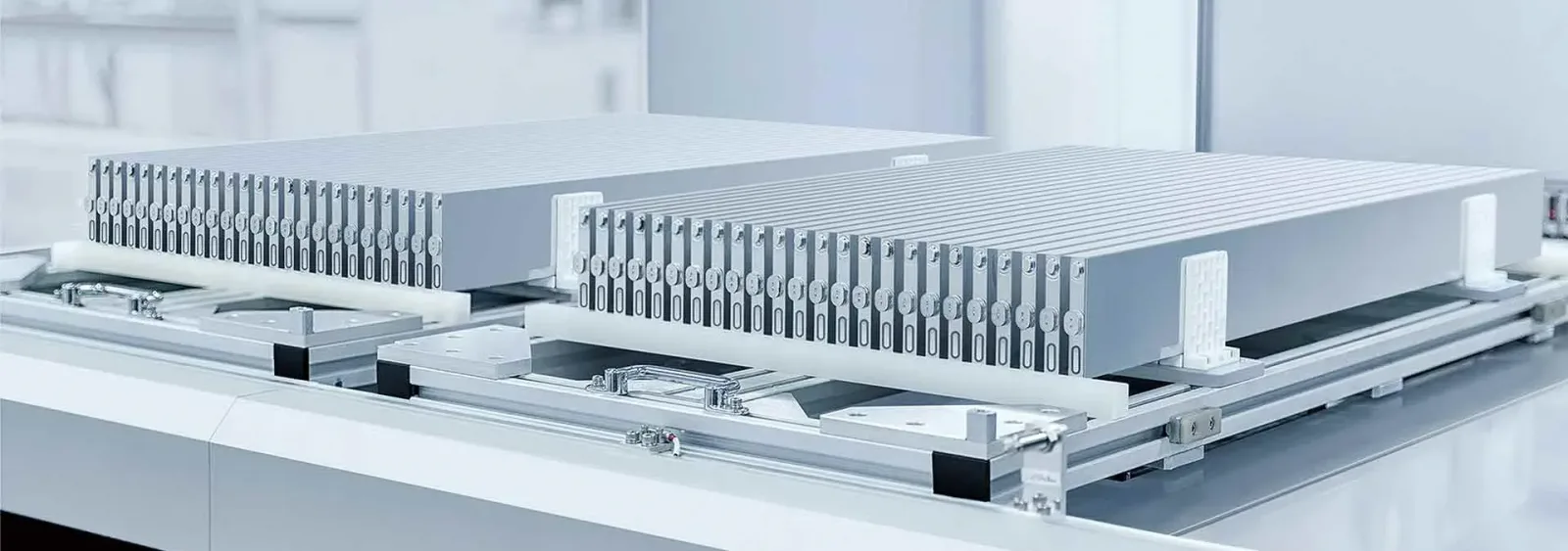 เซลล์ Blade Battery ของ BYD เรียงเป็นแพ็กสองชุดบนแท่นวาง