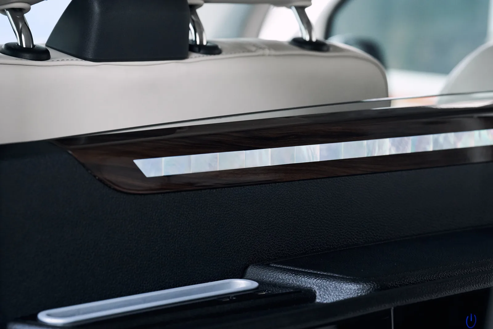 Caravelle รุ่นพิเศษ Mother of Pearl Edition: แถบเปลือกหอยมุกฝังบนลายไม้สีน้ำตาลเข้มของ Partition ด้านหลังเบาะคนขับ