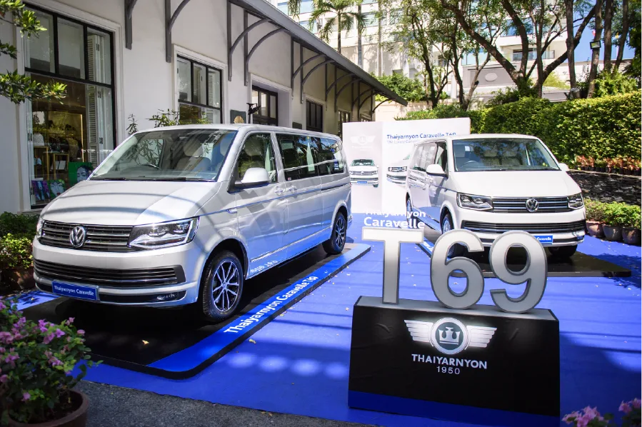 Thaiyarnyon Caravelle T69 สีเงินและสีขาว จัดแสดงบนพรมสีน้ำเงินหน้าโรงแรมในงานเปิดตัวปี 2019 พร้อมป้ายตัวเลข T69 และโลโก้ THAIYARNYON 1950