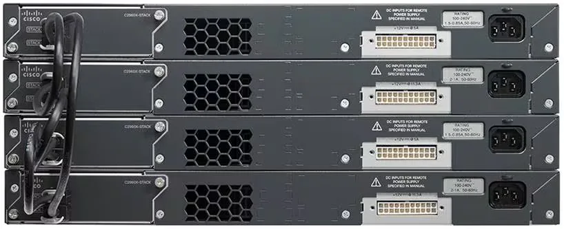 ด้านหลังสวิตช์ Catalyst 2960-X สี่เครื่องที่ต่อ stack