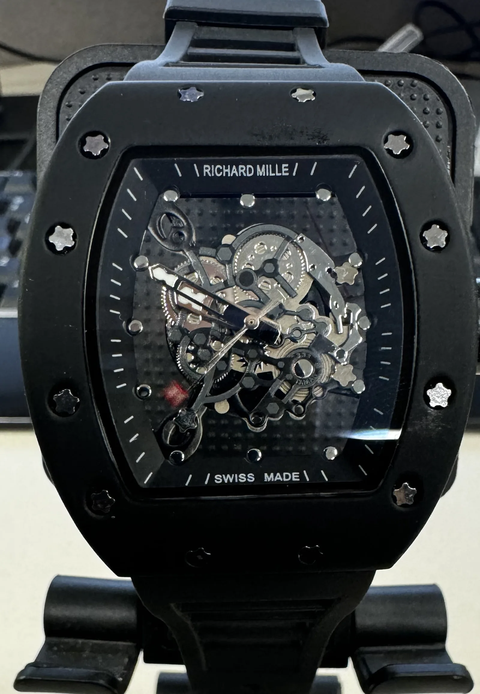 หน้าปัดนาฬิกา Richard Mille ปลอมที่ CBP ยึดได้ที่ DFW เห็นชื่อแบรนด์และคำว่า Swiss Made