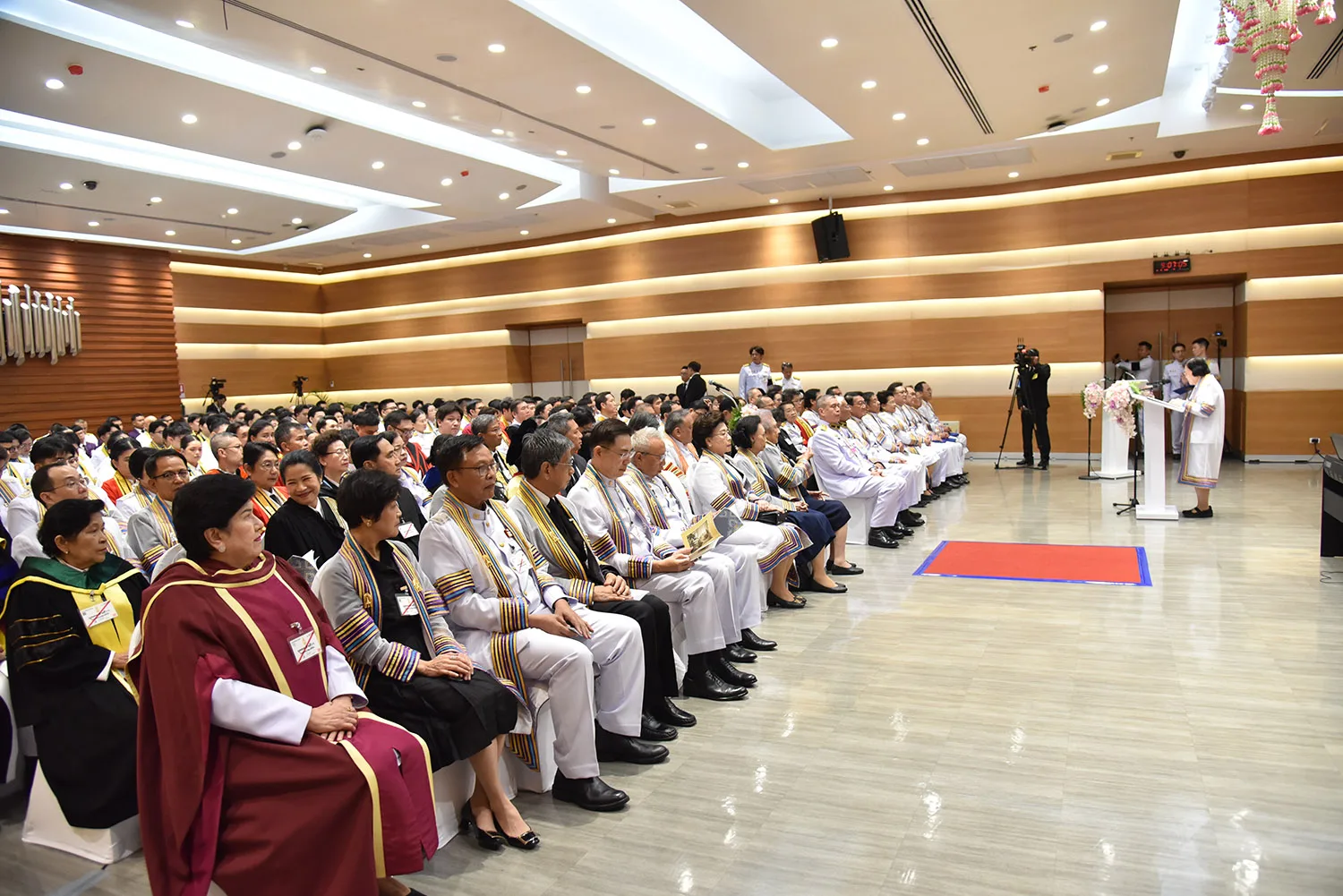 คณะผู้บริหารและผู้ร่วมพิธี ในห้องประชุมมหาจักรีวิทยประสิทธิ สถาบันเทคโนโลยีจิตรลดา วันที่ 26 ตุลาคม 2569