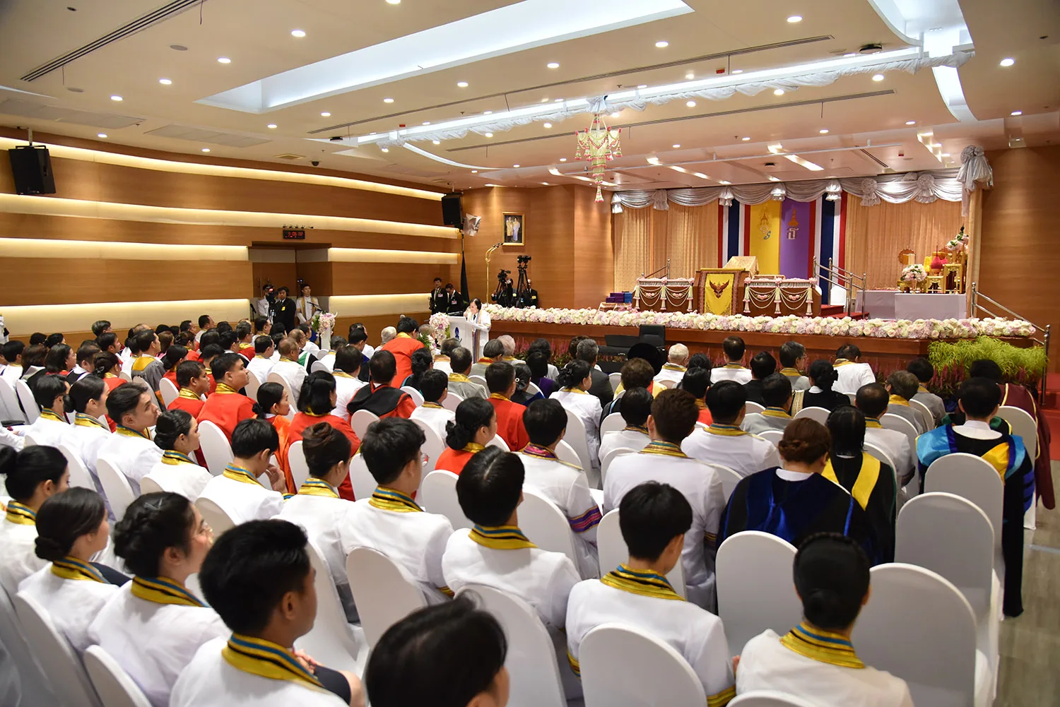 ห้องประชุมมหาจักรีวิทยประสิทธิ อาคาร 60 พรรษา ราชสุดาสมภพ สถาบันเทคโนโลยีจิตรลดา ขณะผู้สำเร็จการศึกษาประจำปีการศึกษา 2568 นั่งรอรับปริญญาบัตร