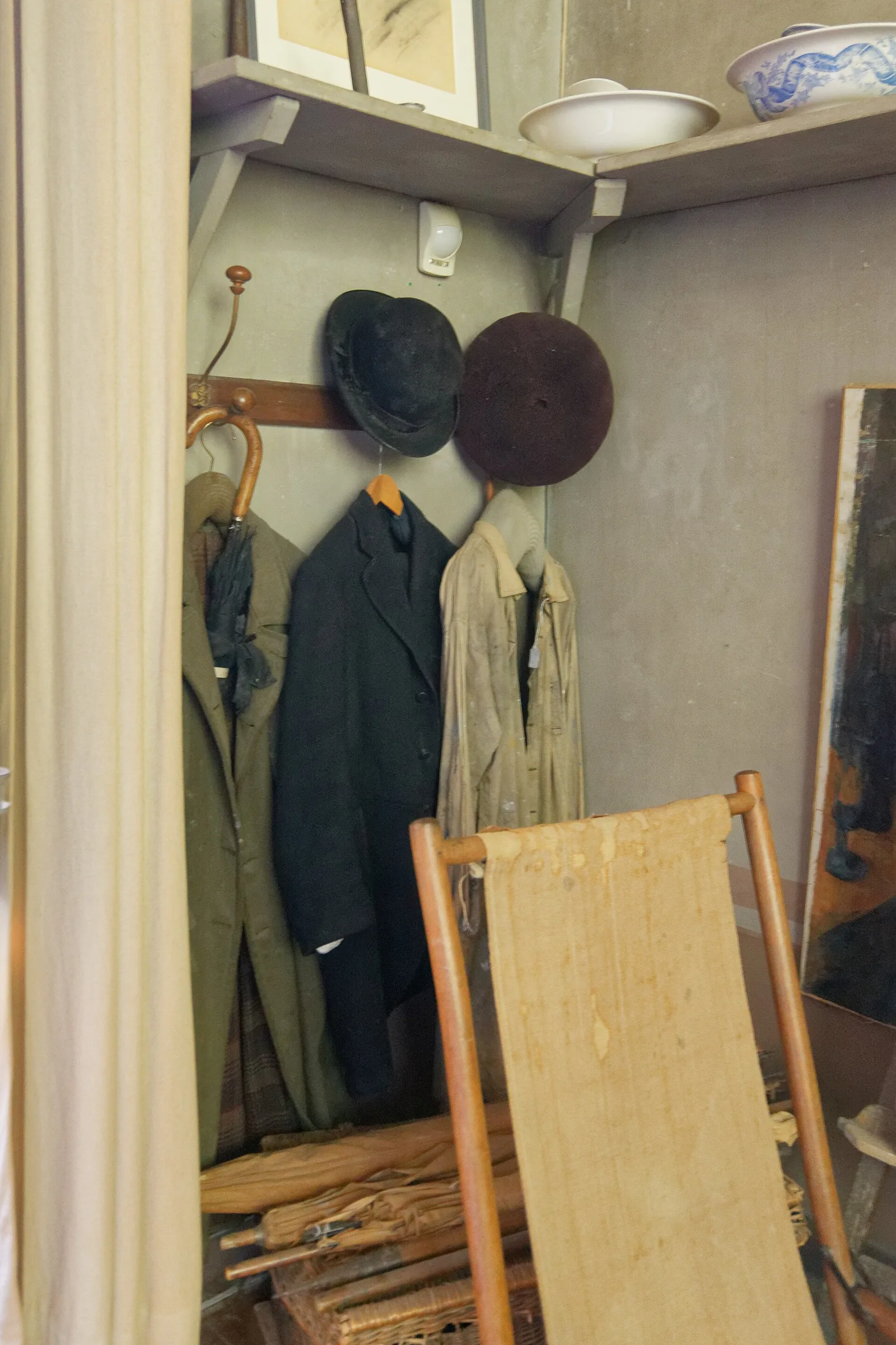 เสื้อคลุมและหมวกที่แขวนอยู่ใน Atelier des Lauves ภาพถ่ายปี 2018