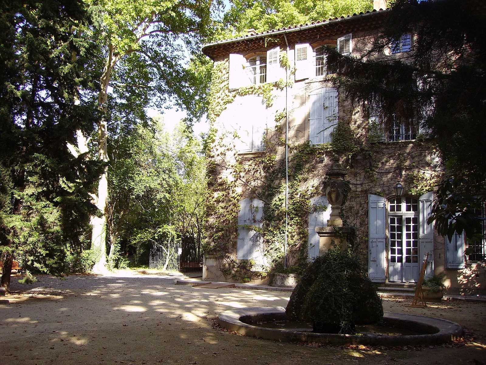 Bastide du Jas de Bouffan ที่มีไม้เลื้อยคลุมผนัง ภาพถ่ายปี 2006