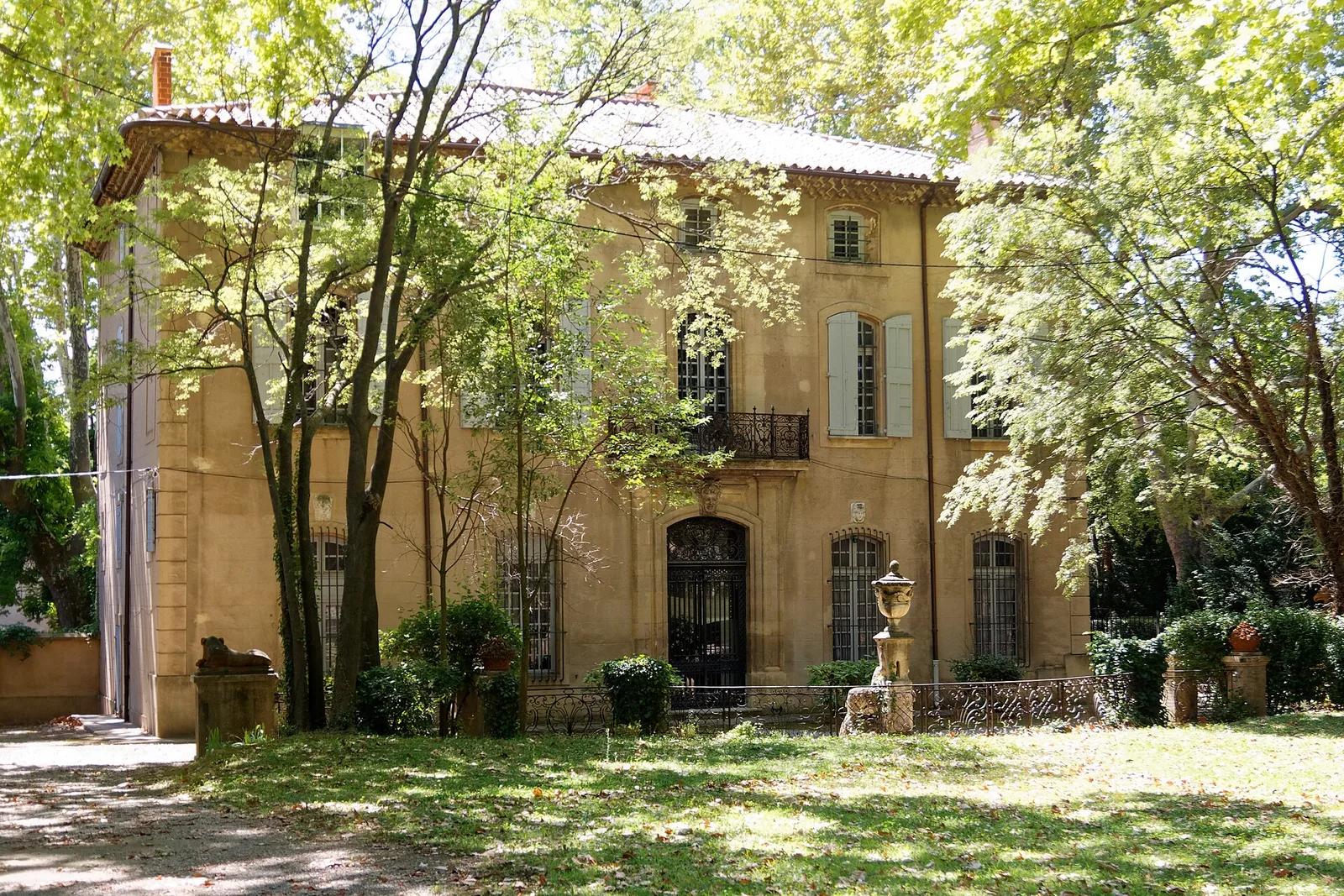 ด้านหน้าบ้าน Cézanne หรือ Bastide du Jas de Bouffan ใน Aix-en-Provence ภาพถ่ายปี 2018