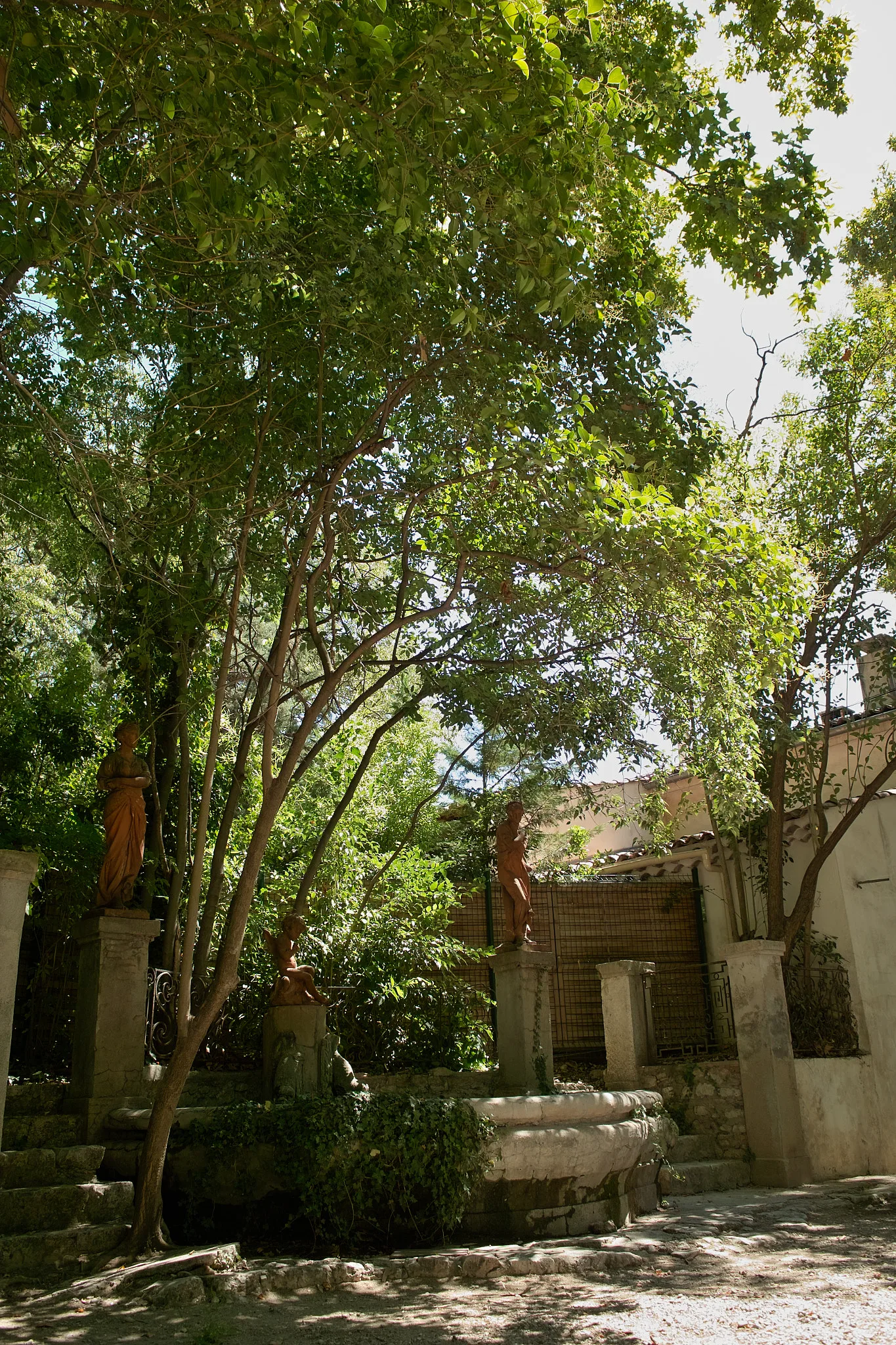 มุมสวนของ Bastide du Jas de Bouffan ภาพถ่ายเดือนสิงหาคม 2012