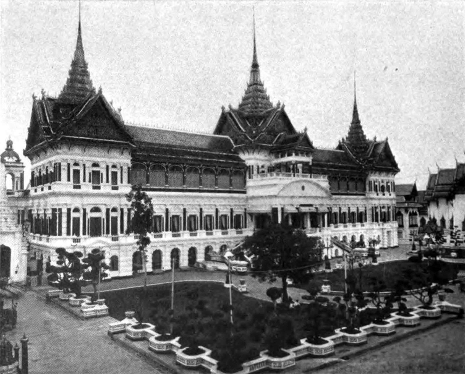 ภาพเก่า พระที่นั่งจักรีมหาปราสาท จากหนังสือที่ตีพิมพ์ ค.ศ. 1904