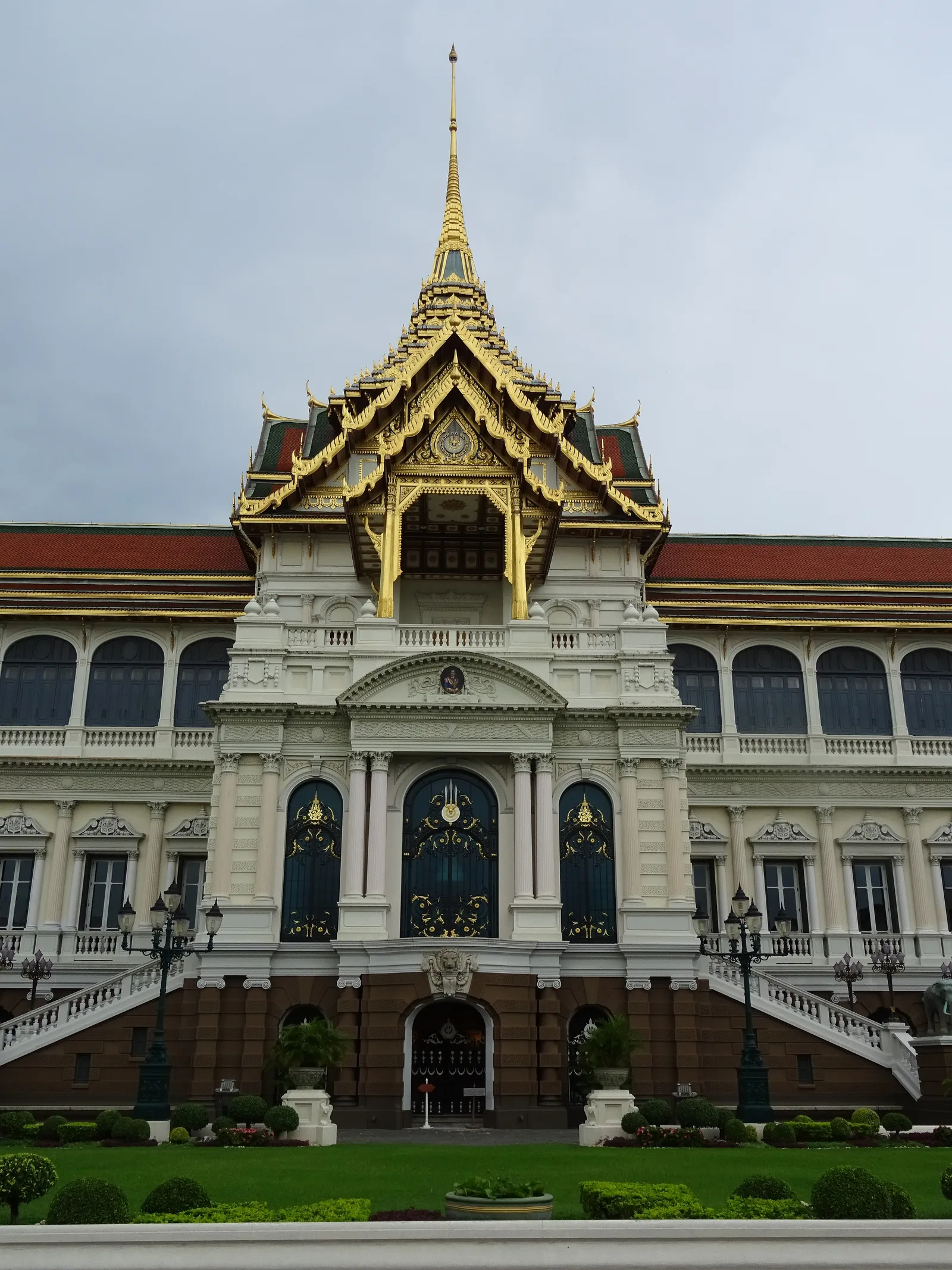 ยอดปราสาทองค์กลางของ พระที่นั่งจักรีมหาปราสาท ภาพถ่ายเมื่อ พ.ศ. 2561
