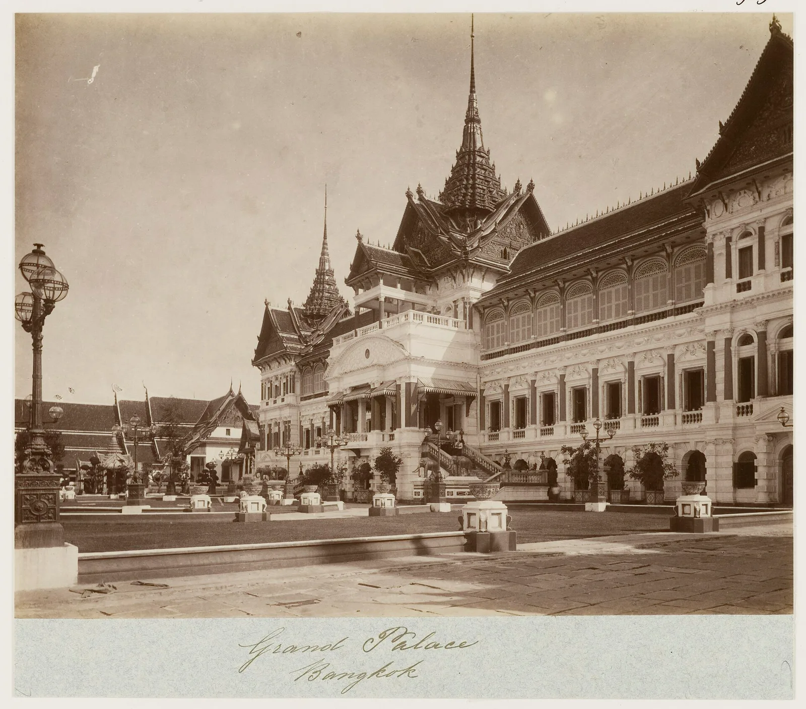ภาพถ่ายเก่า พระบรมมหาราชวัง ราว พ.ศ. 2440 แสดง พระที่นั่งจักรีมหาปราสาท