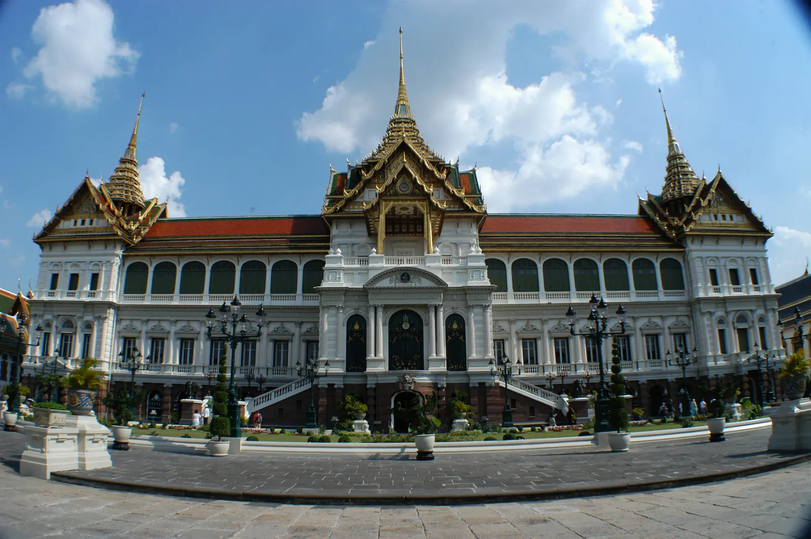 พระที่นั่งจักรีมหาปราสาท ด้านหน้าและลานหน้า พระที่นั่ง
