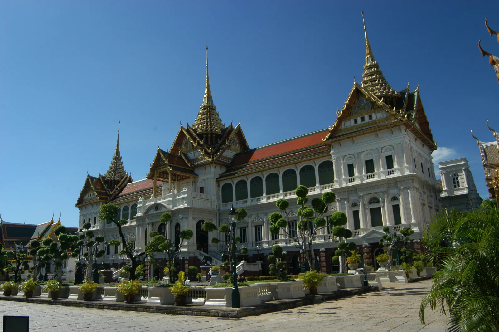ด้านข้างของ พระที่นั่งจักรีมหาปราสาท