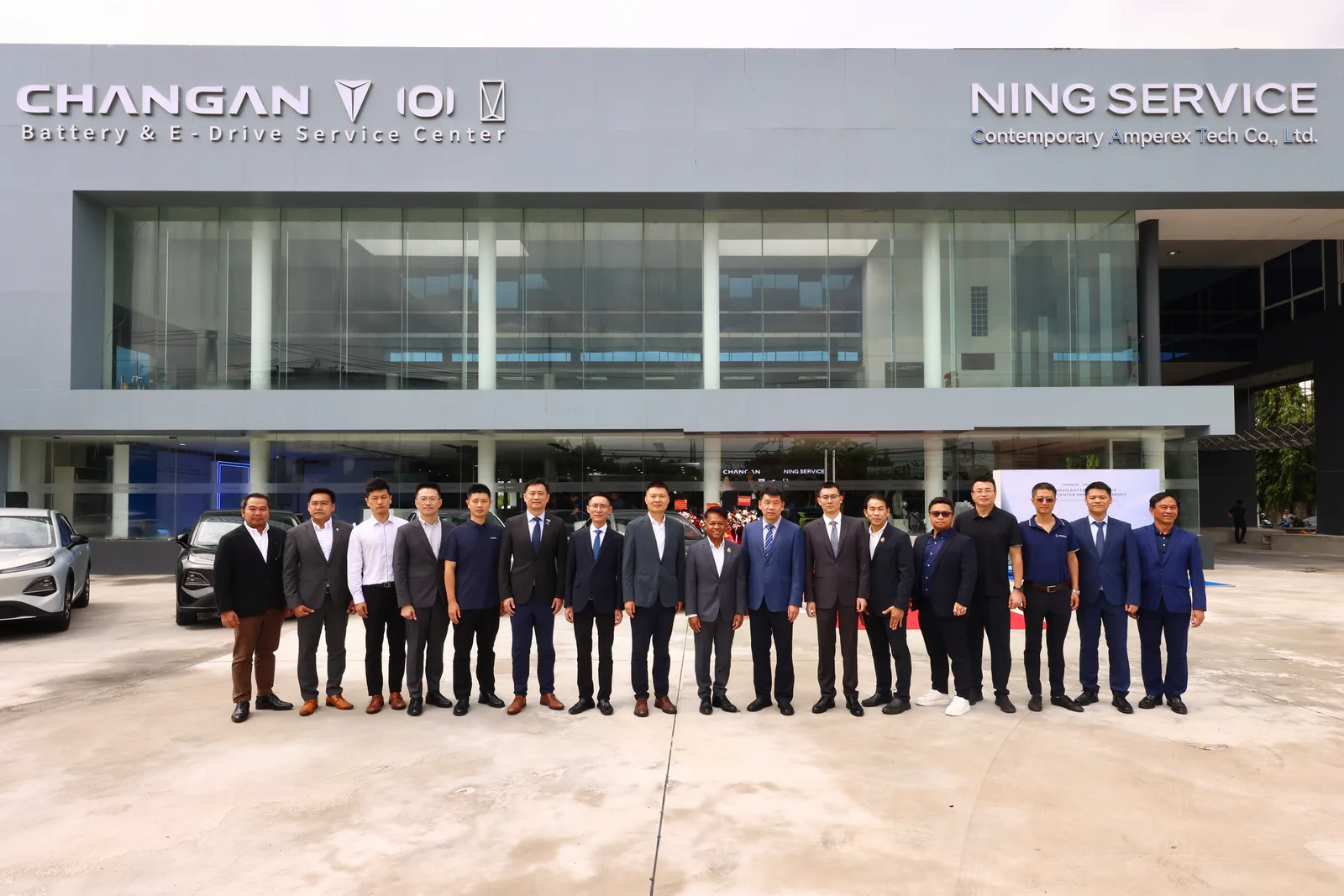 อาคาร CHANGAN Battery and E-Drive Service Center ร่วมกับ NING SERVICE พร้อมผู้บริหารและพนักงานยืนด้านหน้า