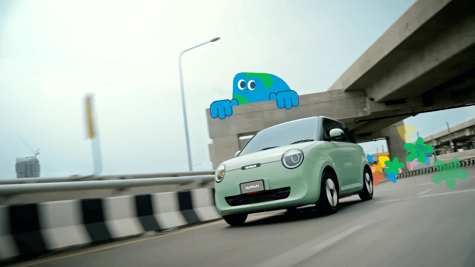 Changan Lumin สีเขียวมิ้นต์วิ่งบนถนนใต้ทางยกระดับ