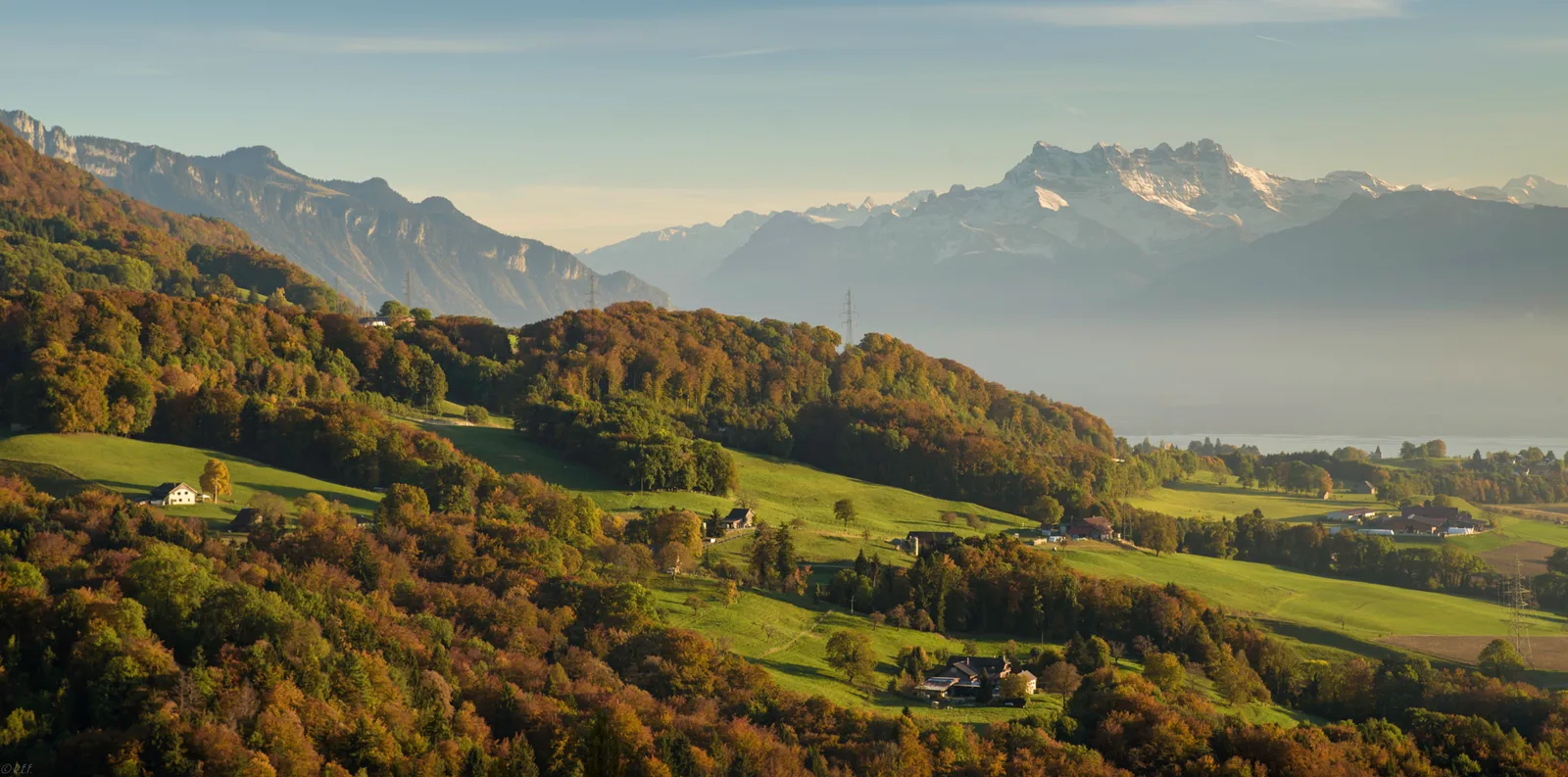 เนินเขาฤดูใบไม้ร่วงในเขต Corsier-sur-Vevey กับเทือกเขาฝั่งตรงข้ามทะเลสาบ
