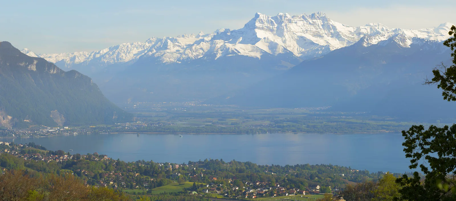 ทะเลสาบเจนีวาและเทือกเขา Dents du Midi มองจากเนินเขาในเขต Corsier-sur-Vevey