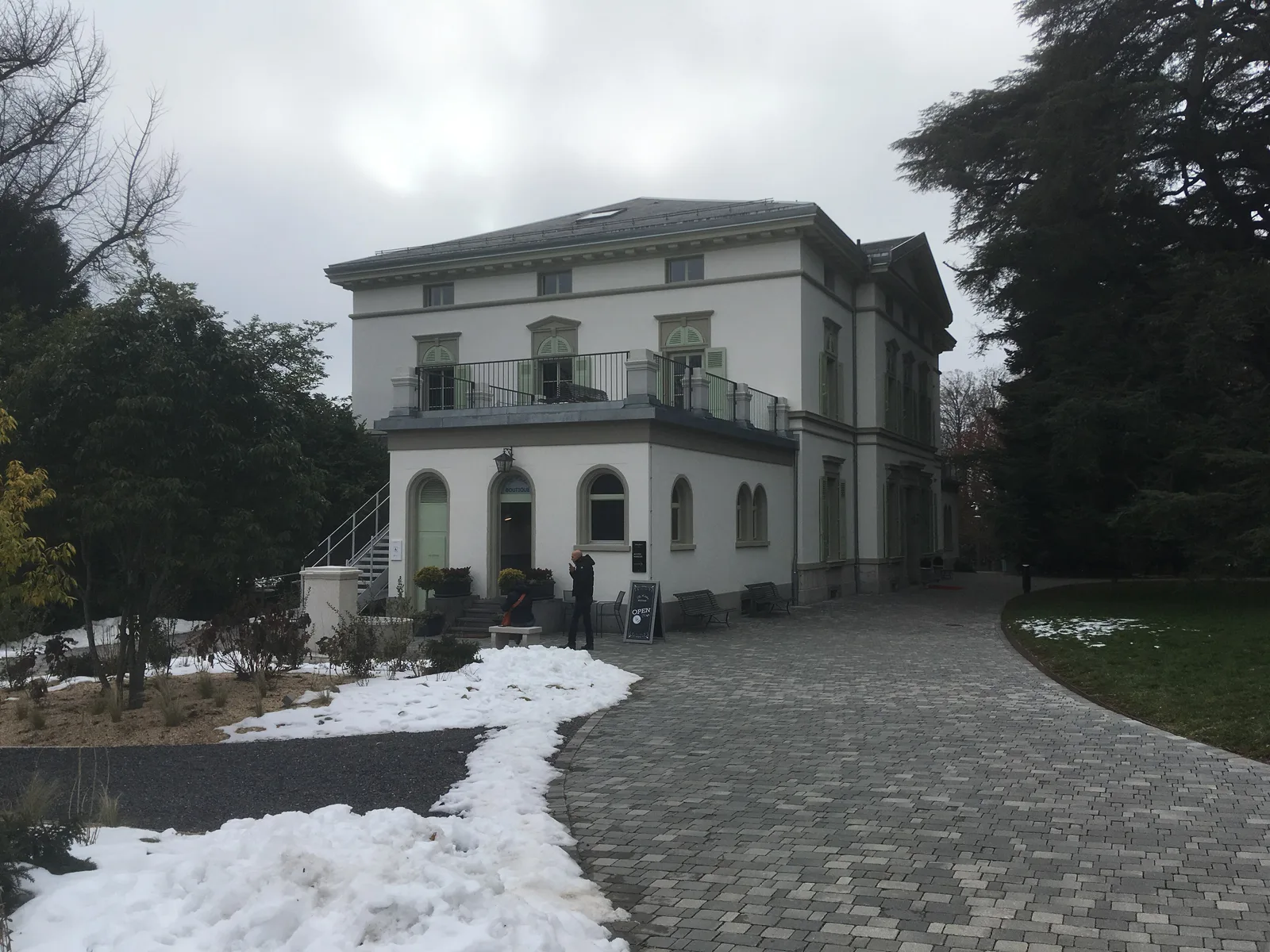 Manoir de Ban ในฤดูหนาว มีหิมะเหลือริมทางเดินหน้าบ้าน ภาพถ่ายเมื่อ 6 กุมภาพันธ์ 2019