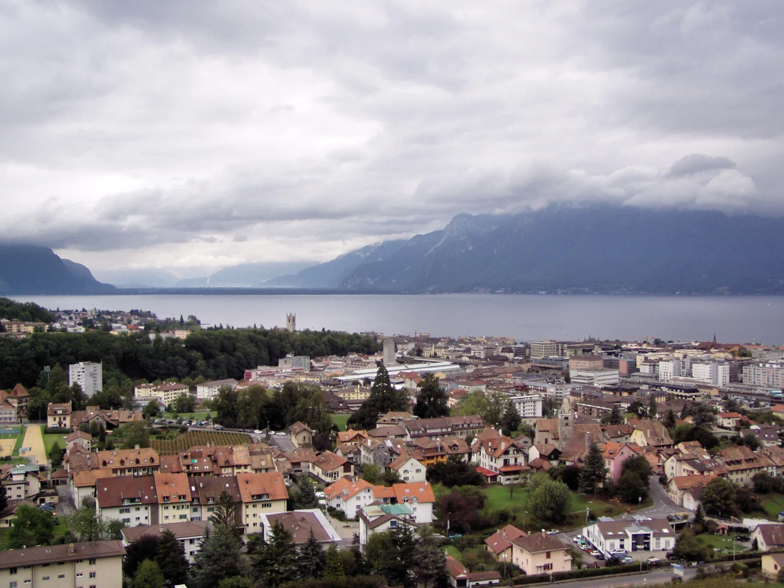 Corsier-sur-Vevey และเมือง Vevey ริมทะเลสาบเจนีวา ภาพถ่ายเมื่อ 3 สิงหาคม 2005