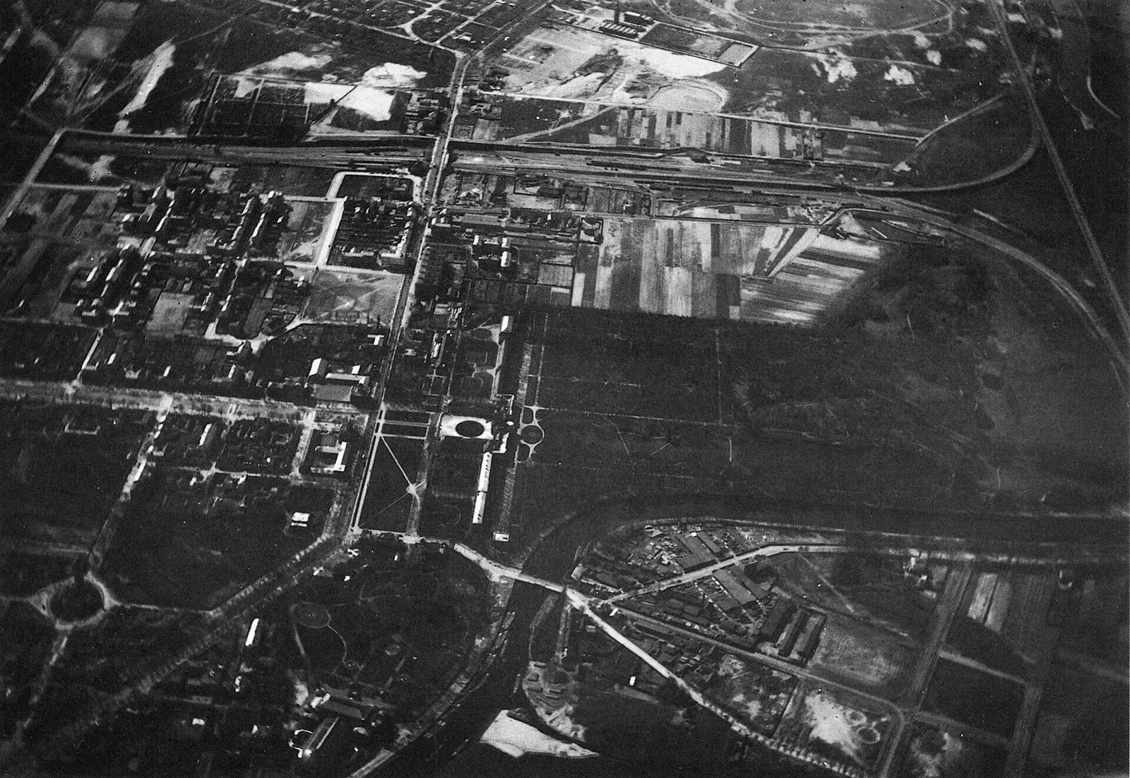 พระราชวังชาร์ลอตเทนบวร์กและบริเวณรอบในภาพถ่ายจากบอลลูน ราวปี 1895