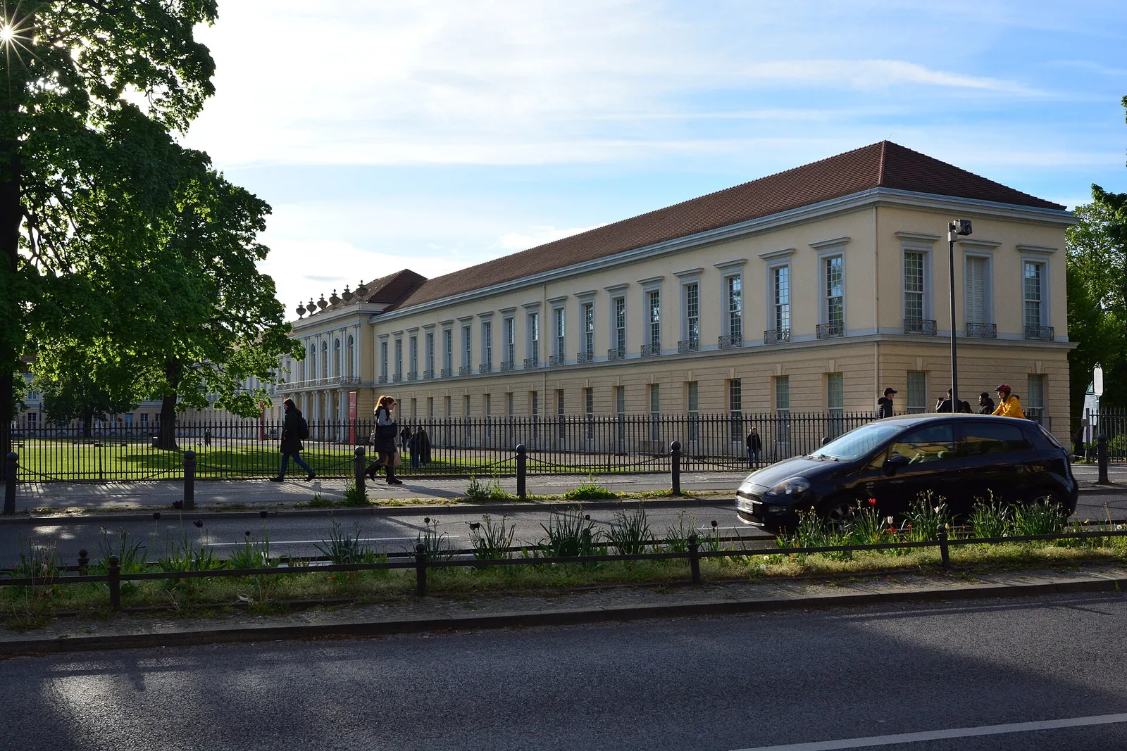 New Wing ของพระราชวังชาร์ลอตเทนบวร์กมองจาก Luisenplatz ภาพถ่ายวันที่ 18 เมษายน 2024