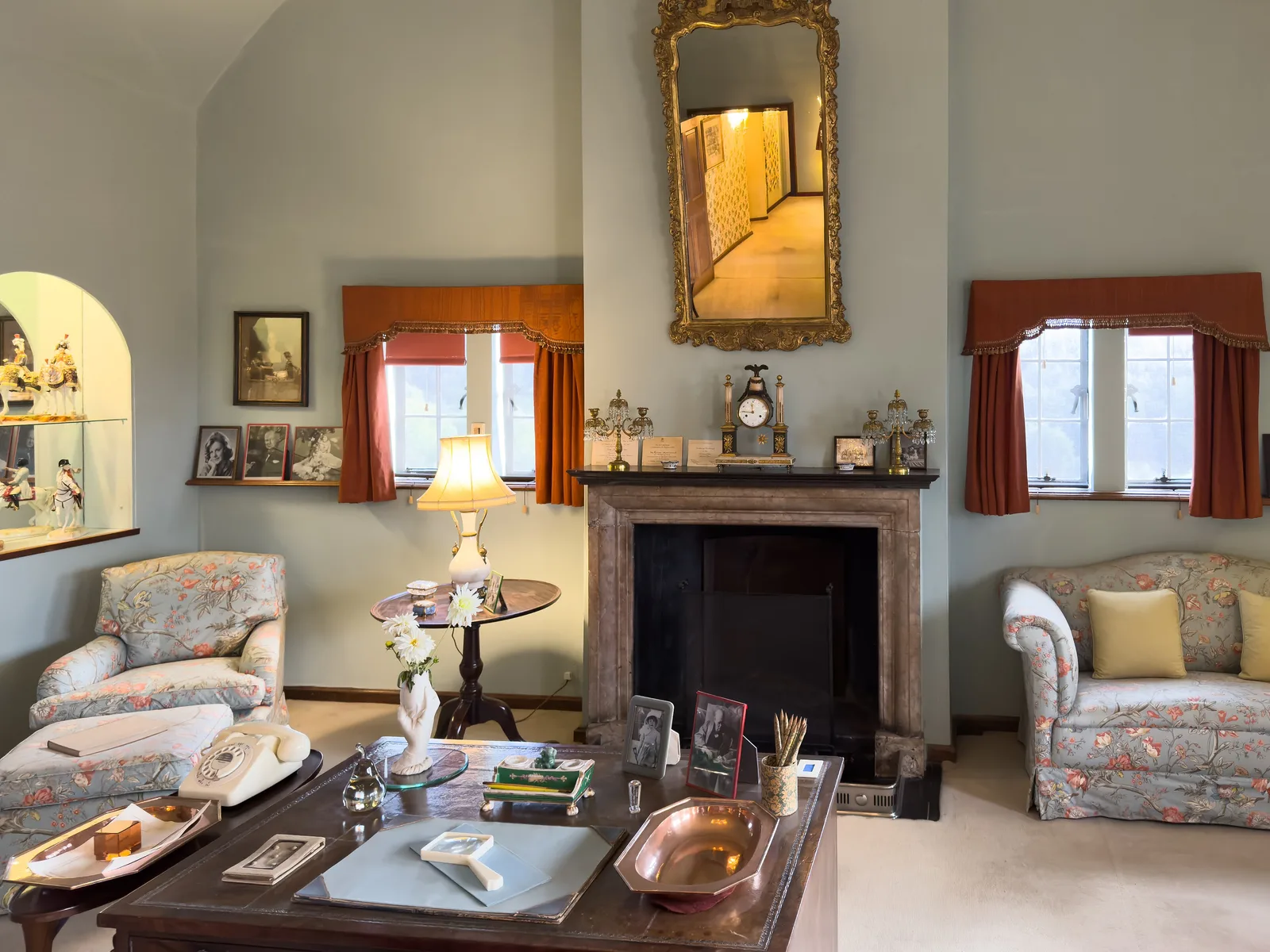 ห้องนอนของ Lady Churchill ในบ้าน Chartwell มีโต๊ะเขียนหนังสือ เตาผิง และช่องโค้งบนผนัง ภาพถ่ายเมื่อ 8 กันยายน 2025