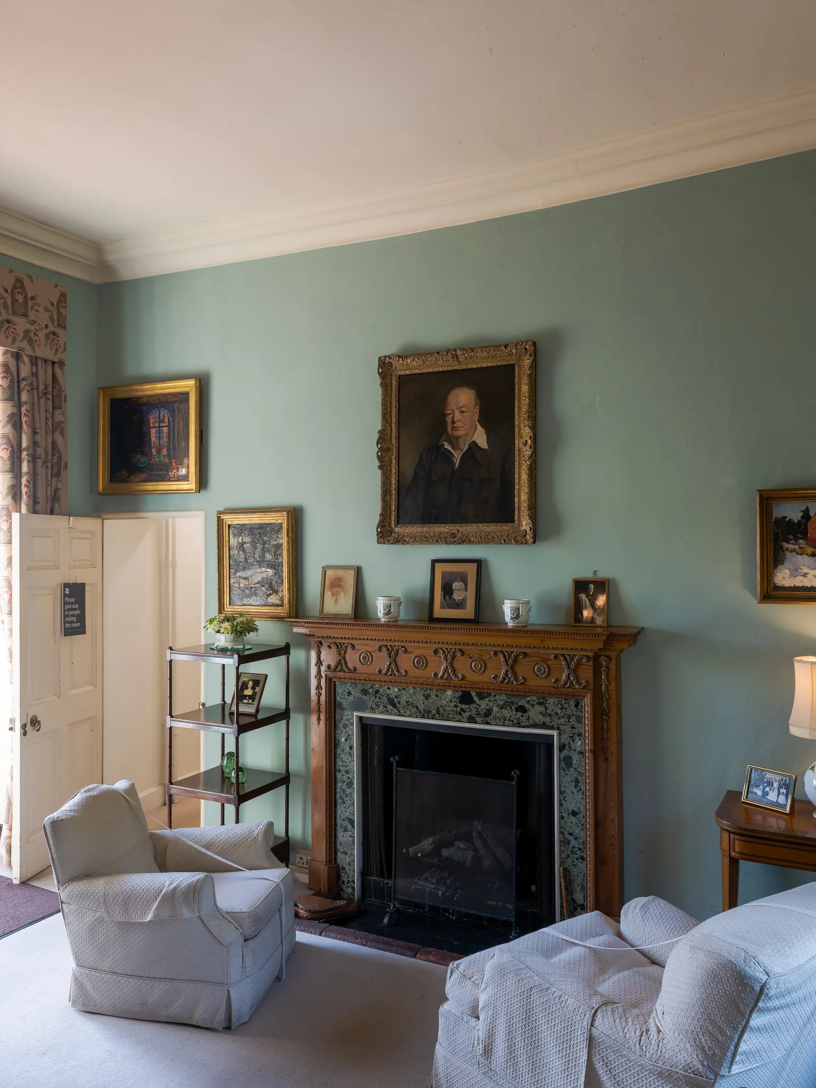 ห้องนั่งเล่นของ Lady Churchill ในบ้าน Chartwell ภาพถ่ายเมื่อ 8 กันยายน 2025