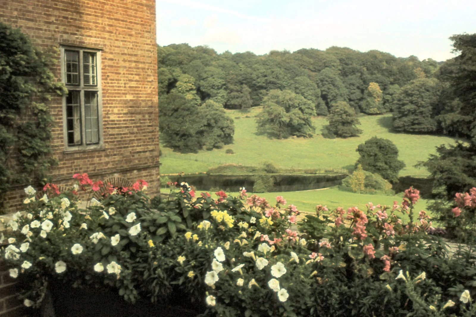 วิวข้ามทะเลสาบที่บ้าน Chartwell ภาพถ่ายปี 1981