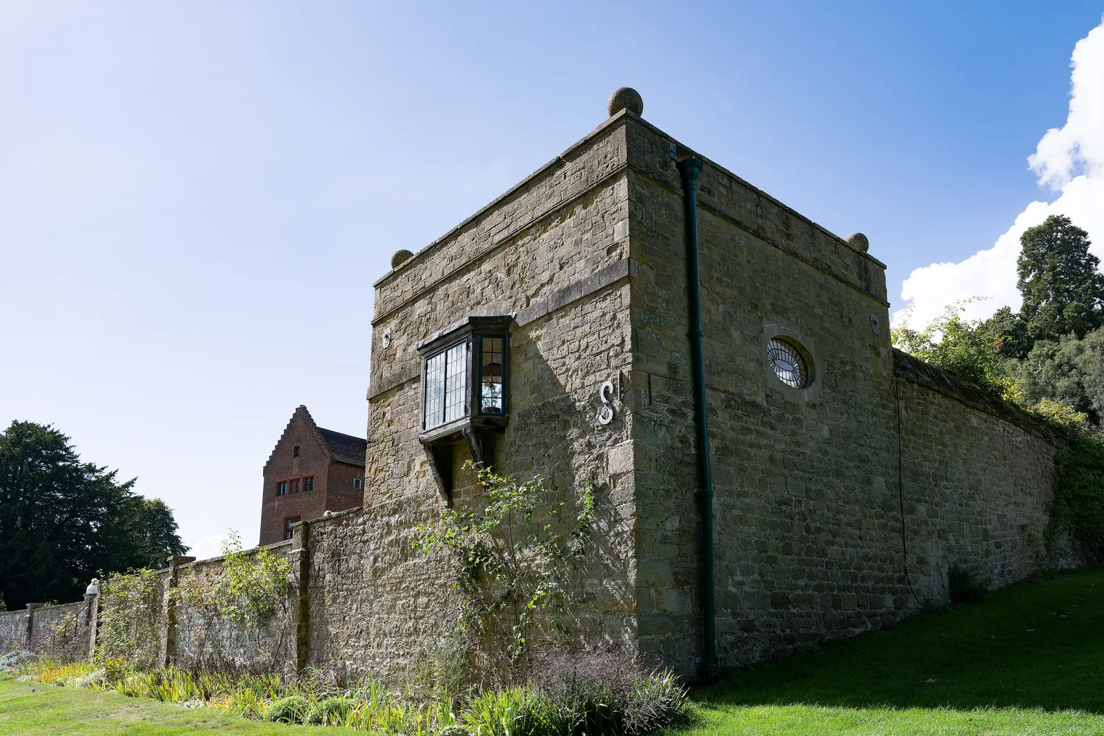 Marlborough Pavilion ศาลาหินในสวนของบ้าน Chartwell ภาพถ่ายเมื่อ 8 กันยายน 2025
