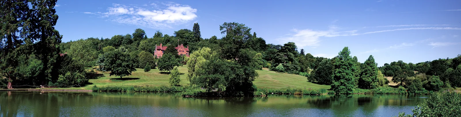 ภาพพาโนรามาของบ้าน Chartwell กับทะเลสาบและเนินเขา ภาพถ่ายเมื่อ 10 กรกฎาคม 2015